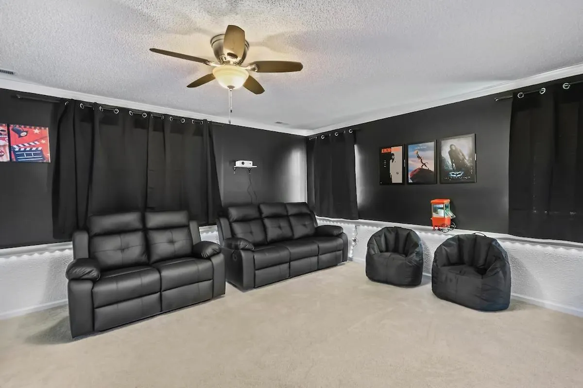 3Br Gem! Home Theater With Large Yard! 5 Miles To Airport And Uptown! Free Parking! Pets Ok! Charlotte Apartman