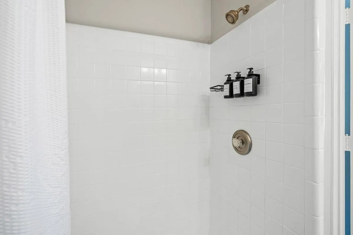 3Br Gem! Home Theater With Large Yard! 5 Miles To Airport And Uptown! Free Parking! Pets Ok! Charlotte Apartman