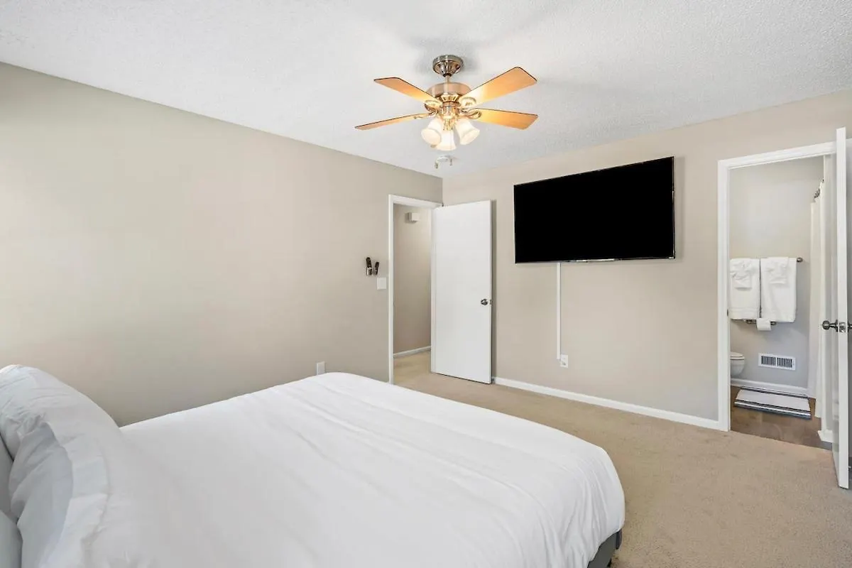 3Br Gem! Home Theater With Large Yard! 5 Miles To Airport And Uptown! Free Parking! Pets Ok! Charlotte