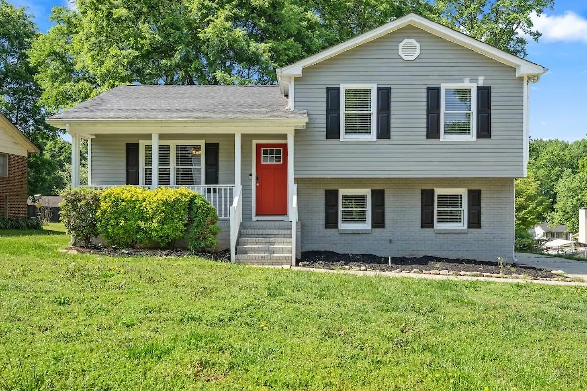 3Br Gem! Home Theater With Large Yard! 5 Miles To Airport And Uptown! Free Parking! Pets Ok! Charlotte
