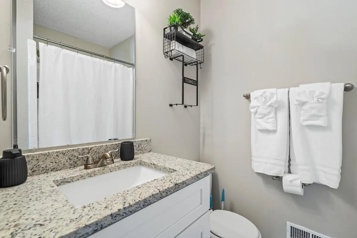 3Br Gem! Home Theater With Large Yard! 5 Miles To Airport And Uptown! Free Parking! Pets Ok! Charlotte 0*,  Amerikai Egyesült Államok
