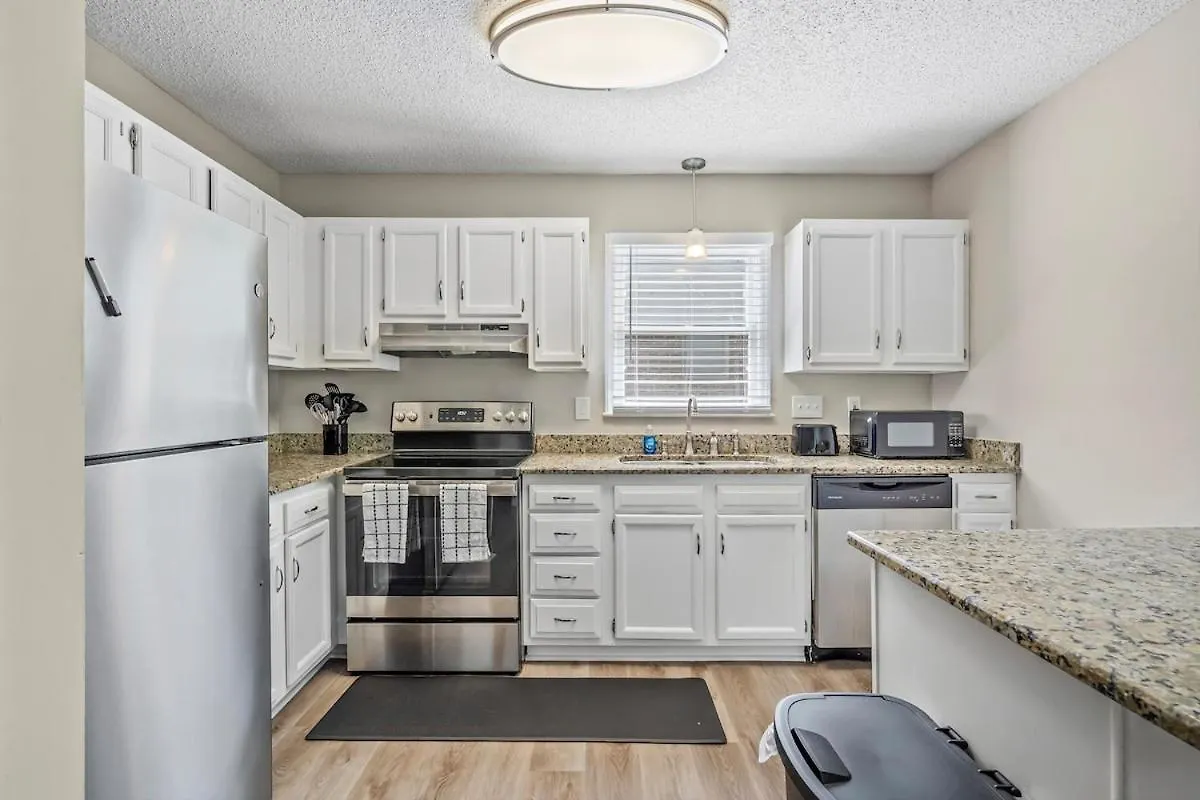 3Br Gem! Home Theater With Large Yard! 5 Miles To Airport And Uptown! Free Parking! Pets Ok! Charlotte 0*,