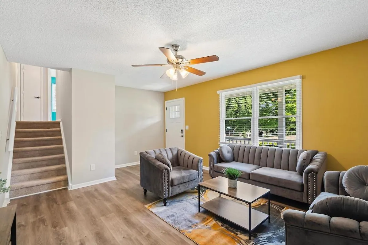 3Br Gem! Home Theater With Large Yard! 5 Miles To Airport And Uptown! Free Parking! Pets Ok! Charlotte