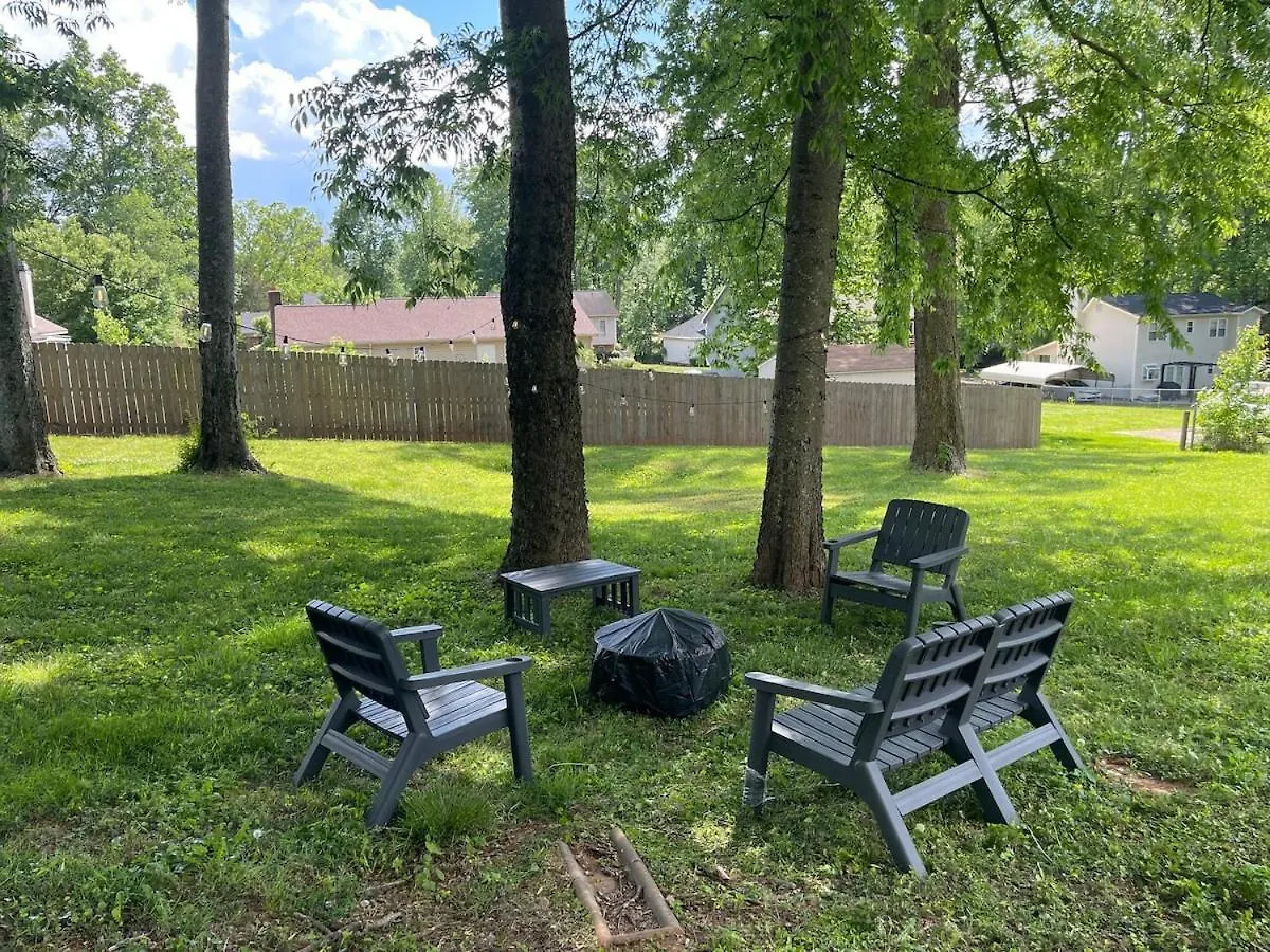 3Br Gem! Home Theater With Large Yard! 5 Miles To Airport And Uptown! Free Parking! Pets Ok! 夏洛特 美国