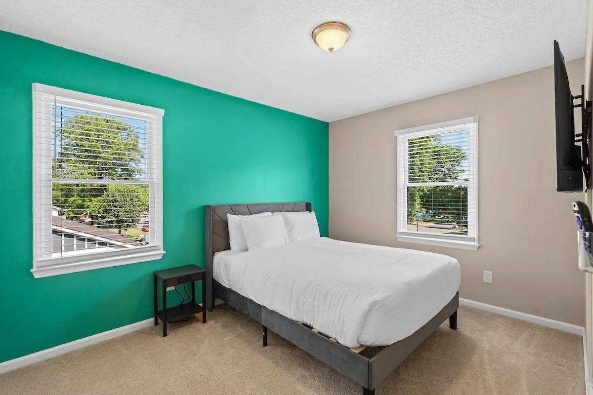 3Br Gem! Home Theater With Large Yard! 5 Miles To Airport And Uptown! Free Parking! Pets Ok! 夏洛特 公寓