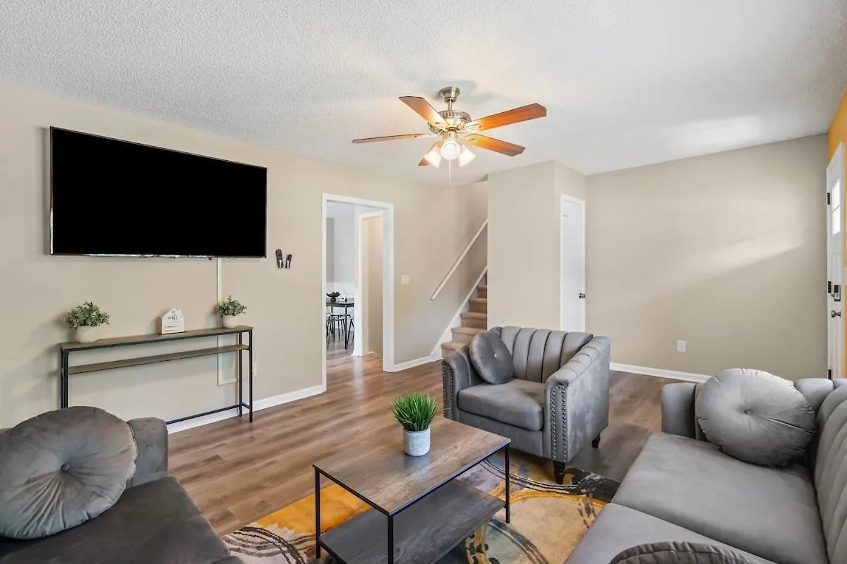 3Br Gem! Home Theater With Large Yard! 5 Miles To Airport And Uptown! Free Parking! Pets Ok! 夏洛特 公寓